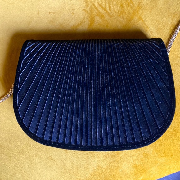 Giorgio Armani sleek purse - Picture 2 of 6